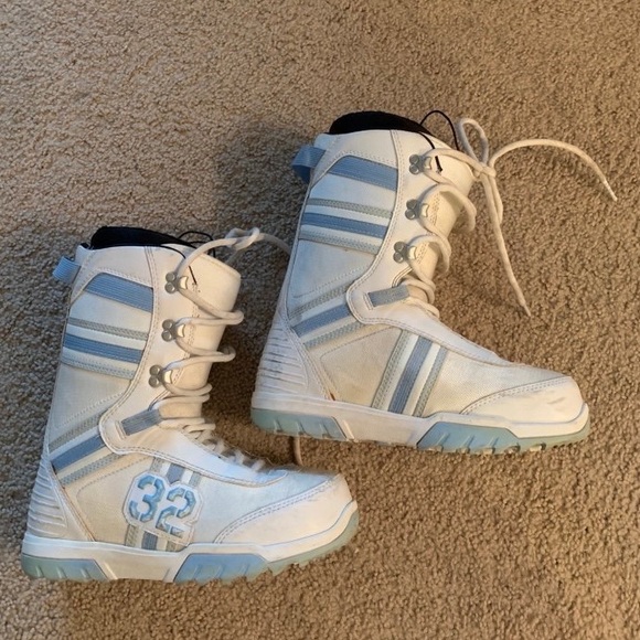 Woman’s 8.5 snowboarding boots - Picture 2 of 2